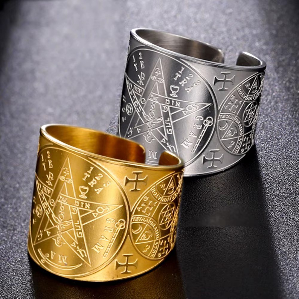 Anillos grabados en oro y plata
